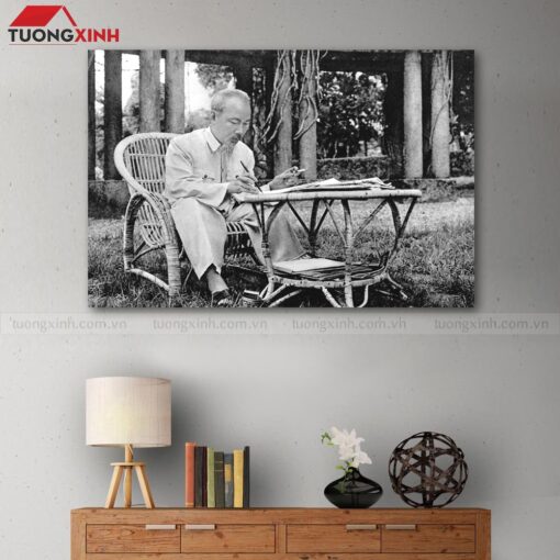 Tranh treo tường Bác Hồ ngồi ghế mây làm việc BH02