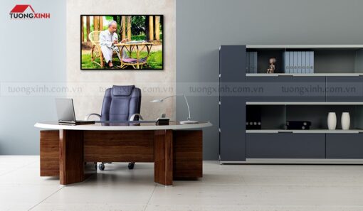 Tranh treo tường Bác Hồ ngồi ghế mây làm việc BH06