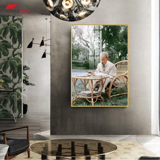 Tranh tráng gương Bác Hồ Ngồi Ghế Mây Làm Việc BH18