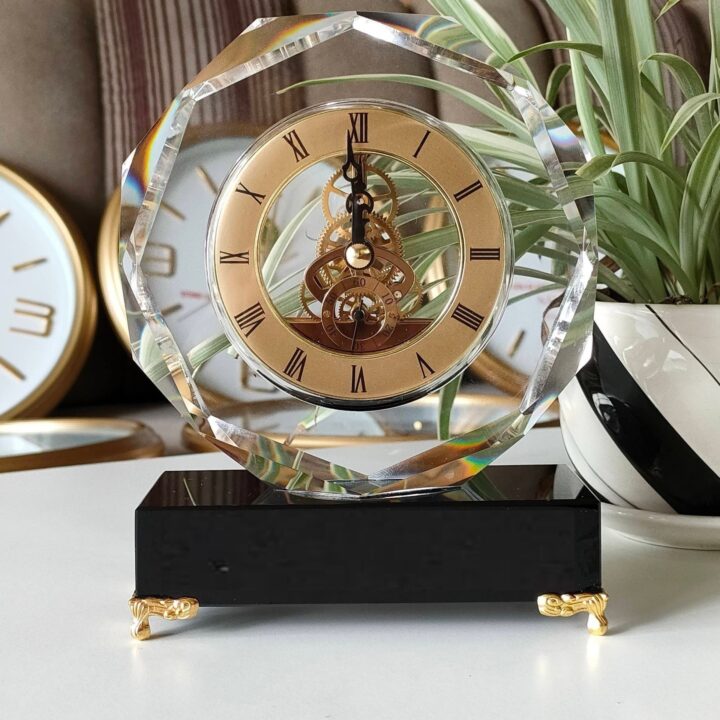 Đồng hồ pha lê để bàn quà tặng khách hàng, quà tặng doanh nghiệp QT01